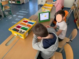 Gyerekek Legoznak az iskolában