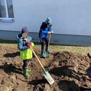 Gyerekek ásnak
